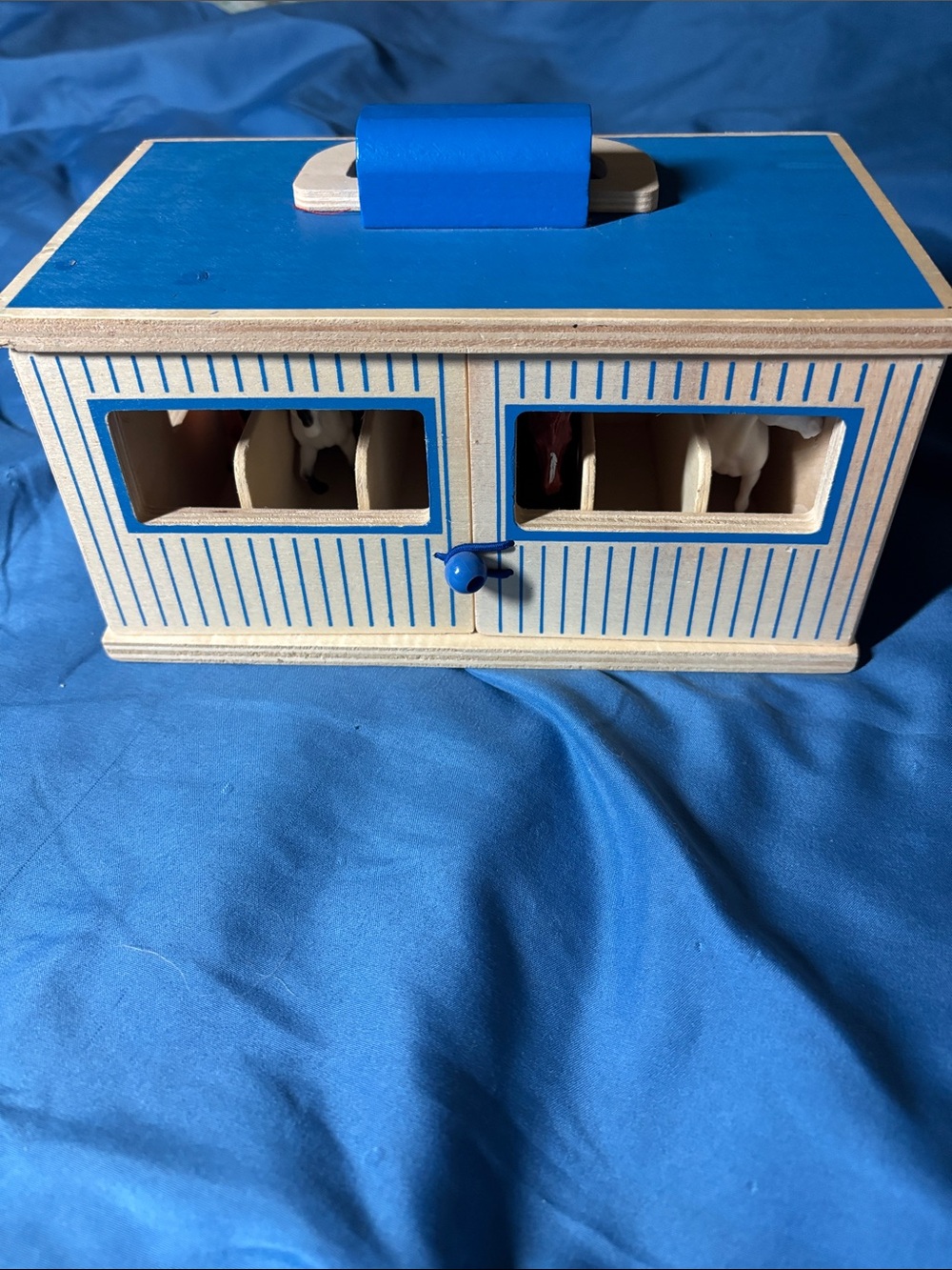 Wooden Stable with Handle